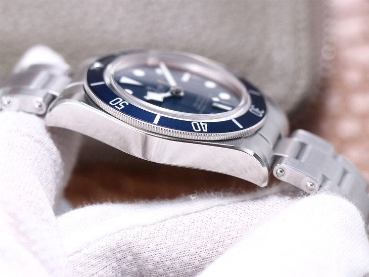 帝舵機械男錶1比1高仿價格 ZF帝舵碧灣 M79030b-0001 藍舵￥2980 -復刻手錶