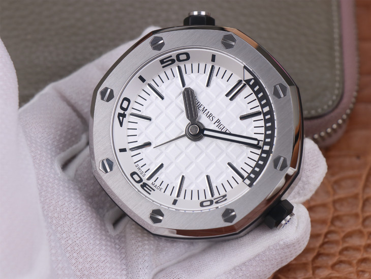 愛彼15710哪款1比1復刻的好 tz愛彼皇家橡樹離岸型 15710經典致敬桌鐘￥2980-復刻手錶